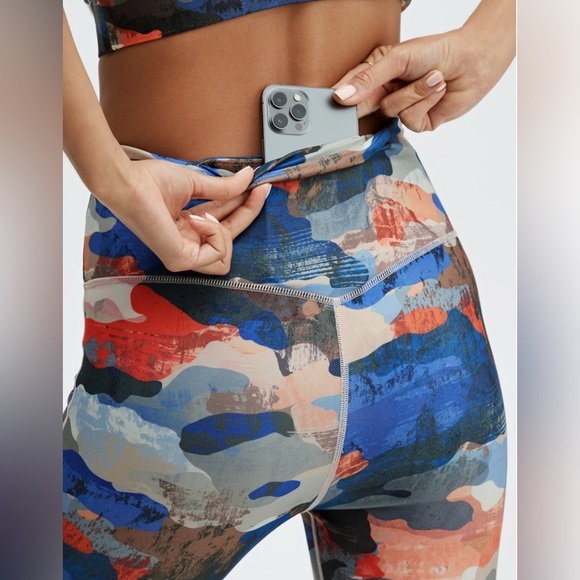 Fabletics Sports On the Go, jog bra and pants, top M, pants S, great condition - Picture 9 of 11